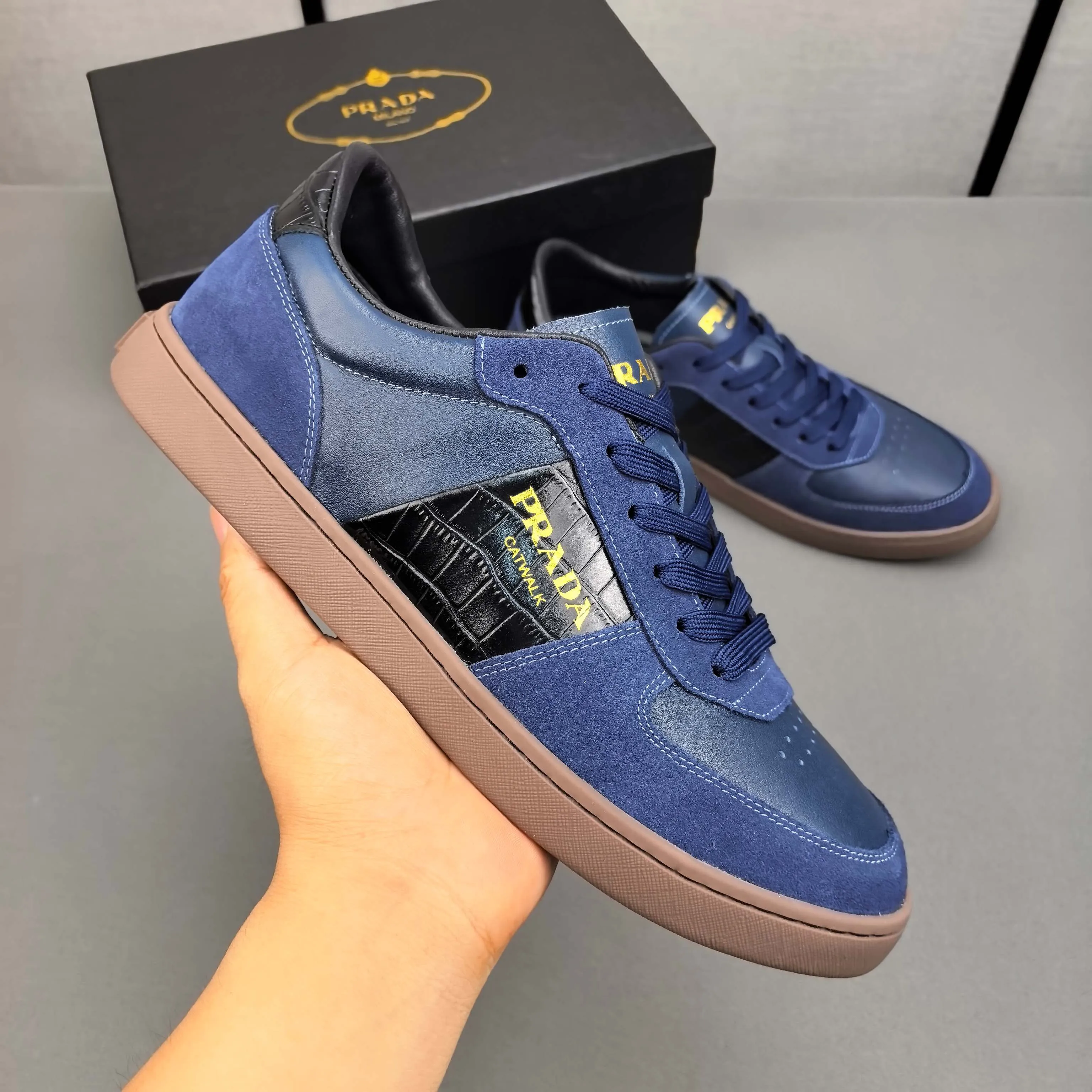 PP400👟👟👟Prada set off the audience! Prada, an international brand that is constantly innovating, this men's casual shoe, the original version, made of cowhide leather at a ratio of one to one at the store, with leather feet and rubber non-slip outsole, breathable and comfortable, quality speaks for itself👄38-44
